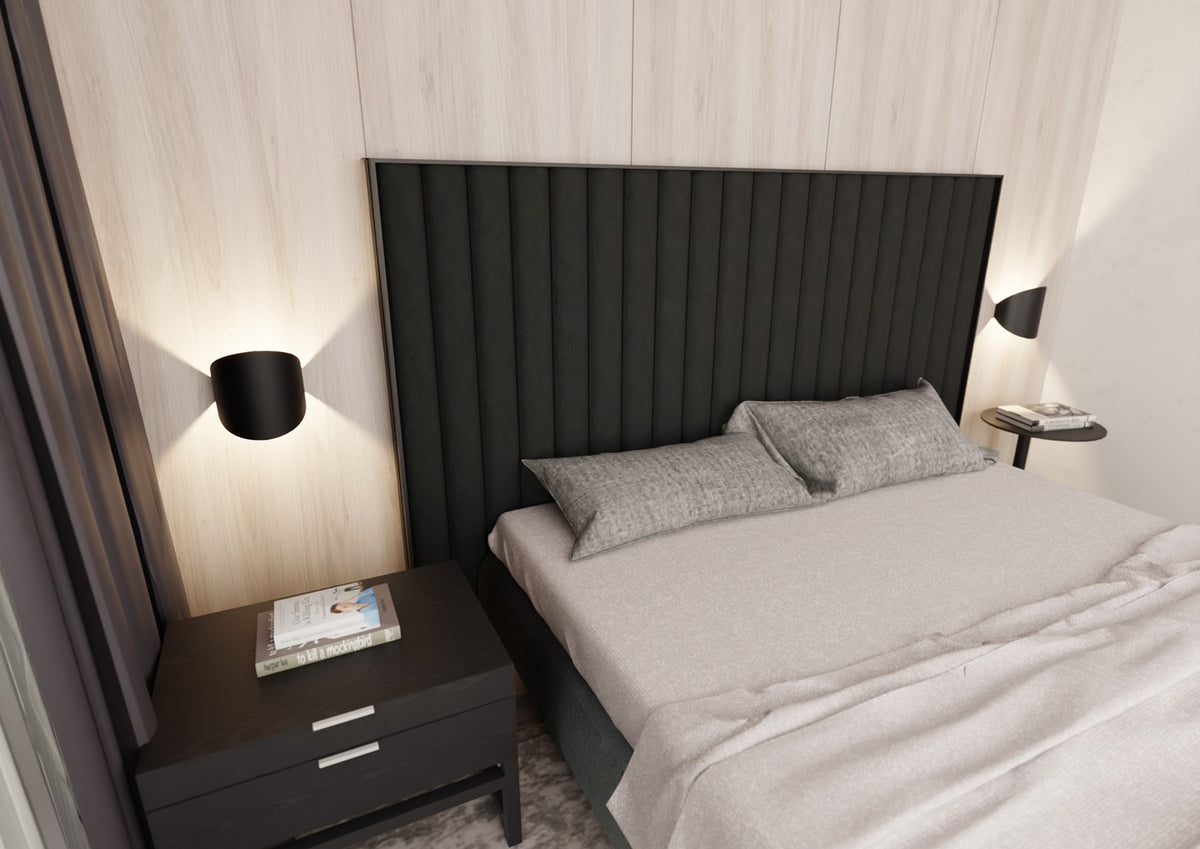 Vue large d'une chambre avec deux appliques murales noires de chaque côté du lit.