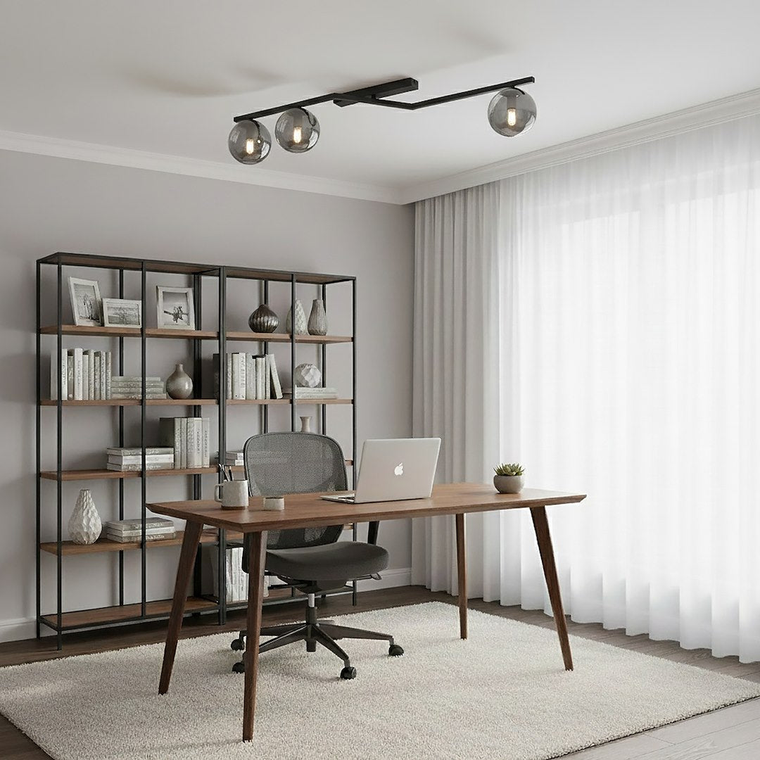 Mise en ambiance : plafonnier allumé au-dessus d'un bureau dans un intérieur clair