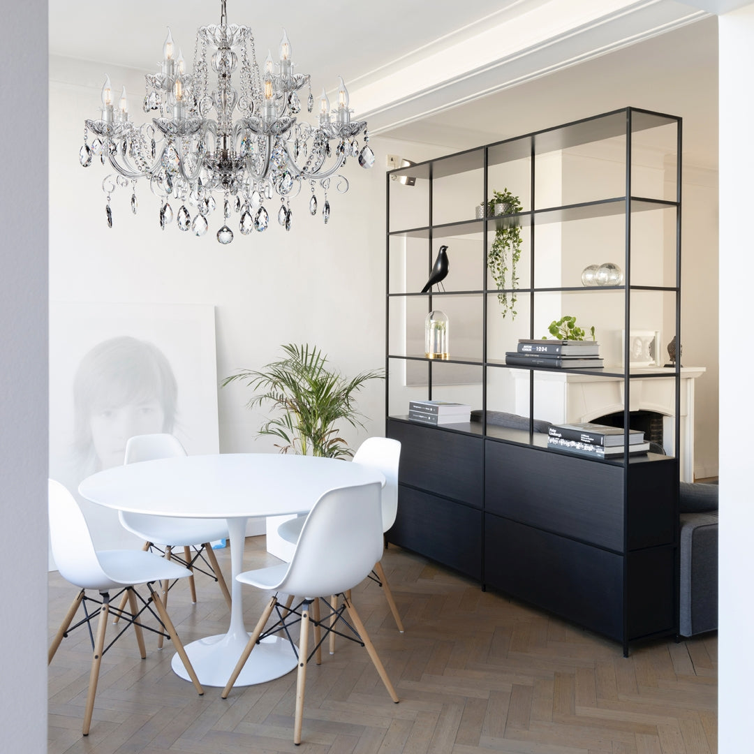 Suspension en cristal dans un intérieur moderne avec table ronde blanche