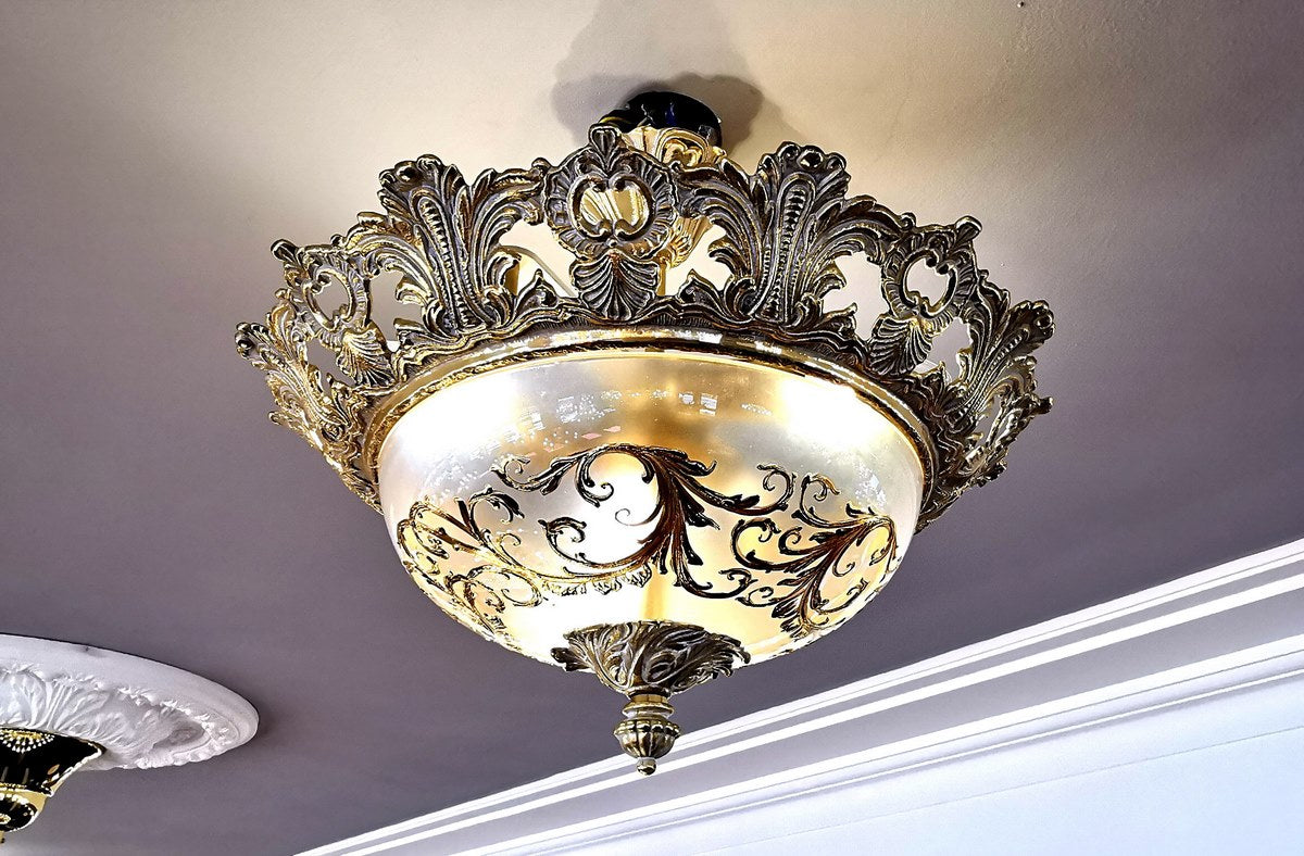 Plafonnier installé au plafond, vue en plongée révélant le bol lumineux