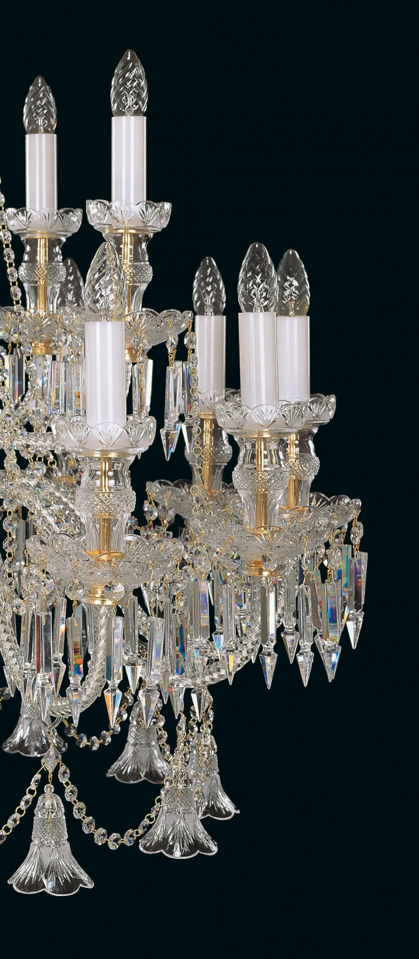 Détail des bras lumineux avec bougies ivoire, coupelles ciselées et pendants cristal
