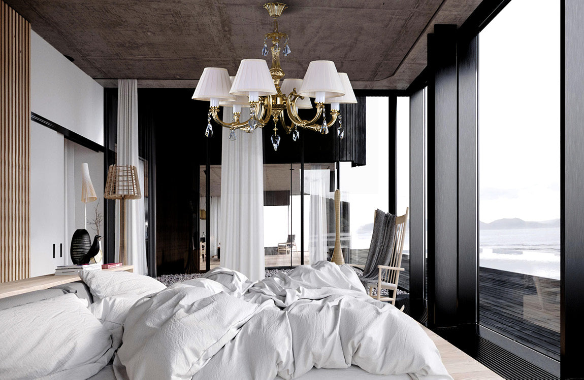 Mise en ambiance dans une chambre, lustre doré suspendu devant baies vitrées