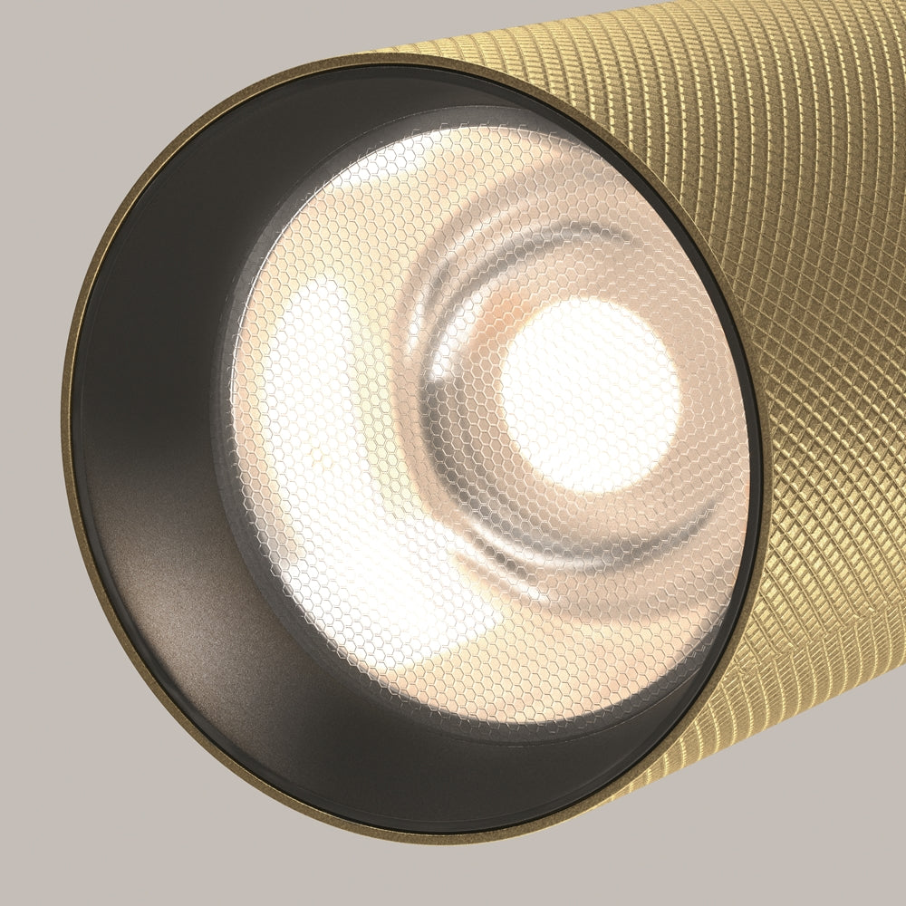 Détail de face du projecteur doré et de sa grille anti-éblouissement