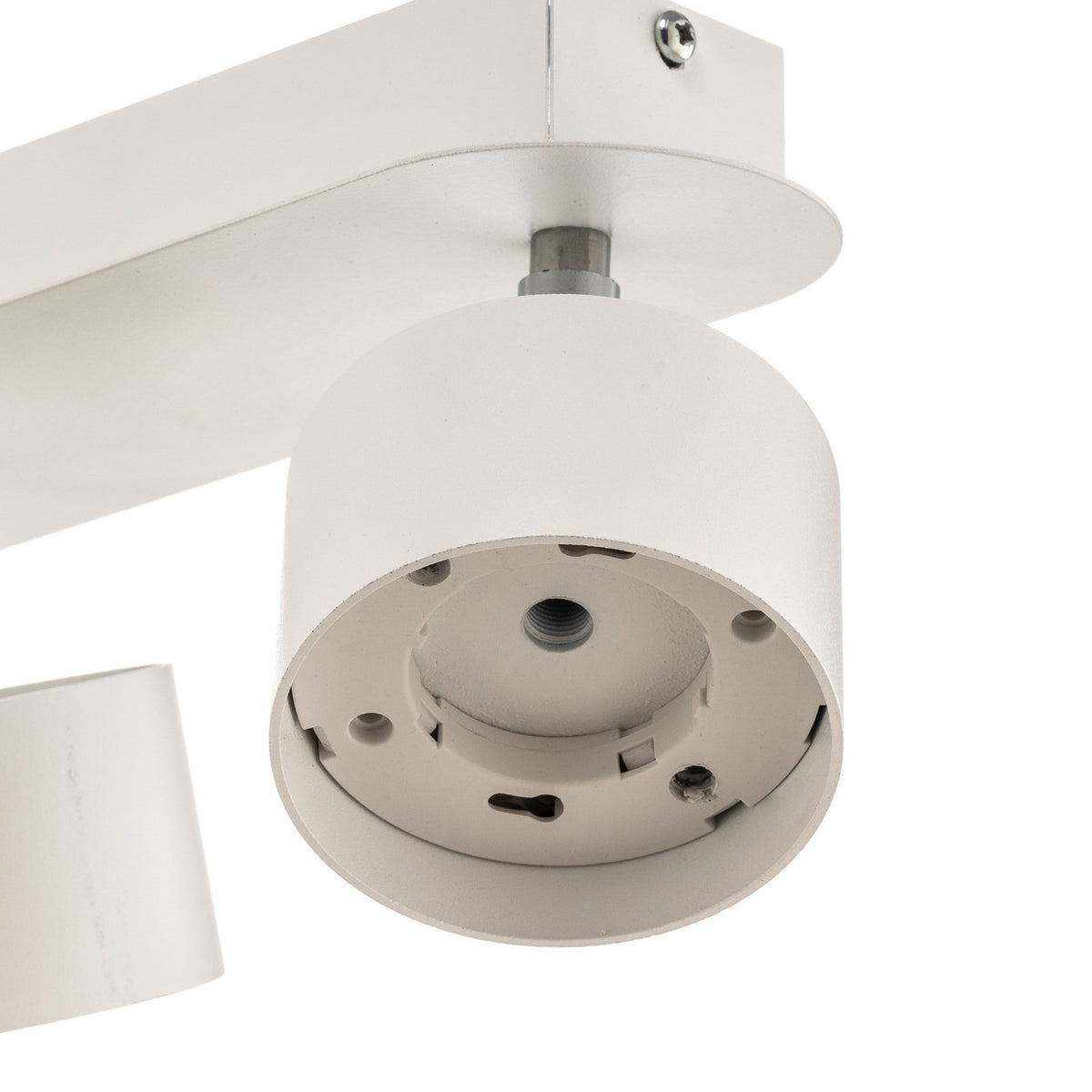 Gros plan sous un spot blanc, douille et logement d’ampoule avec vis de fixation.