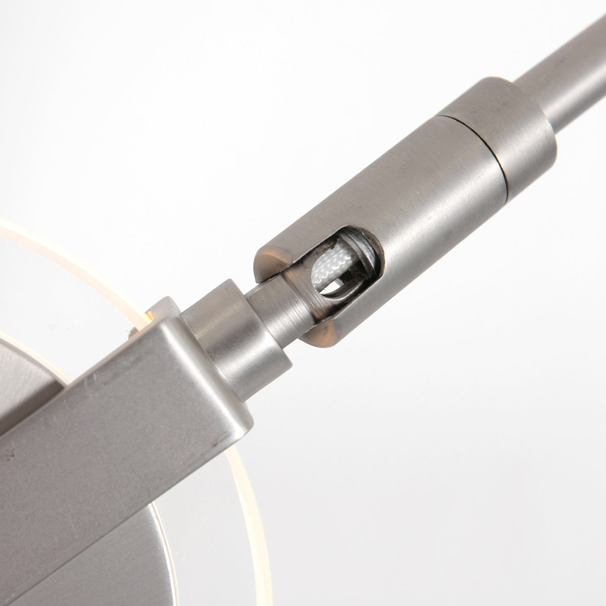 Vue rapprochée du raccord orientable entre le bras et le support de tête.