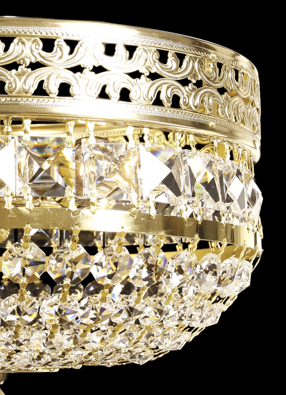 Vue rapprochée du métal ciselé et des pendeloques de cristal transparent