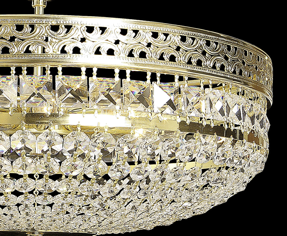 Détail rapproché des pendants en cristal et de la bague dorée éclairée