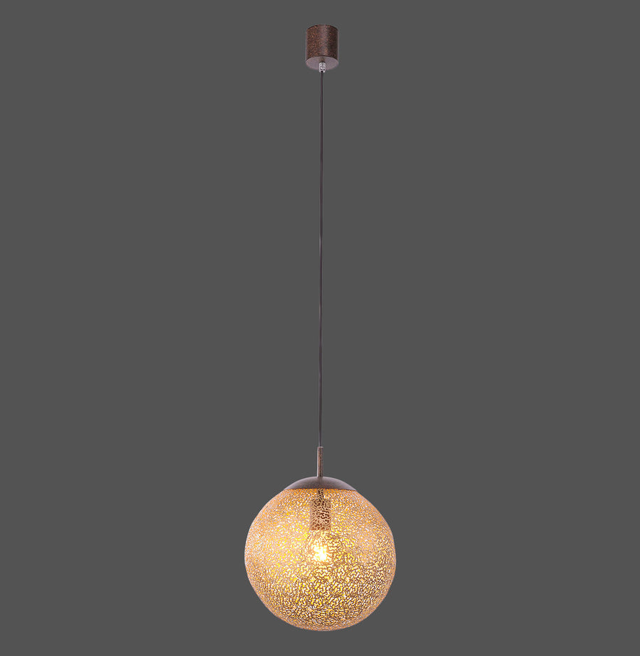 Suspension complète avec câble, rosace et globe doré ajouré sur fond gris.