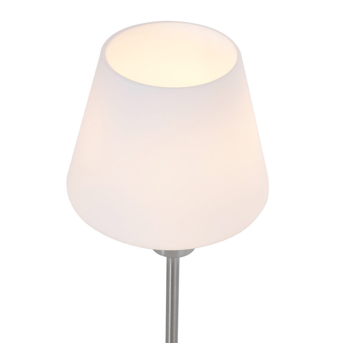 Gros plan sur l'abat-jour en verre opalin allumé, lumière chaude et diffuse.