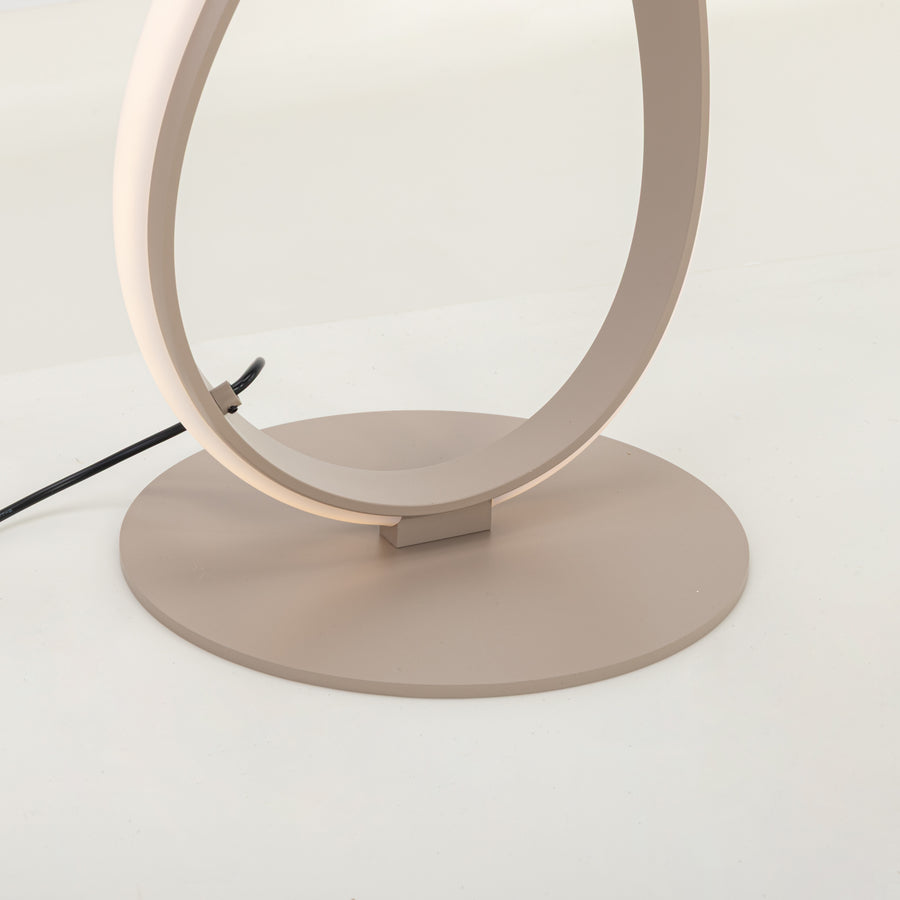 Détail de la base ronde et de l’attache basse du ruban lumineux beige.