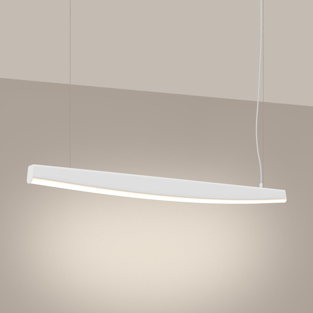 Diffuseur LED allumé sous la barre, lumière chaude sur le mur beige