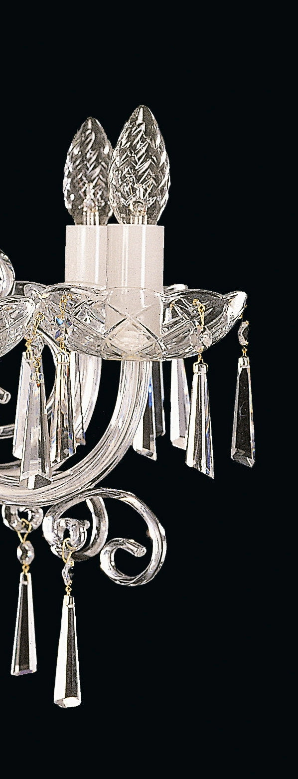 Gros plan sur les ampoules factices et les gouttes de cristal suspendues.