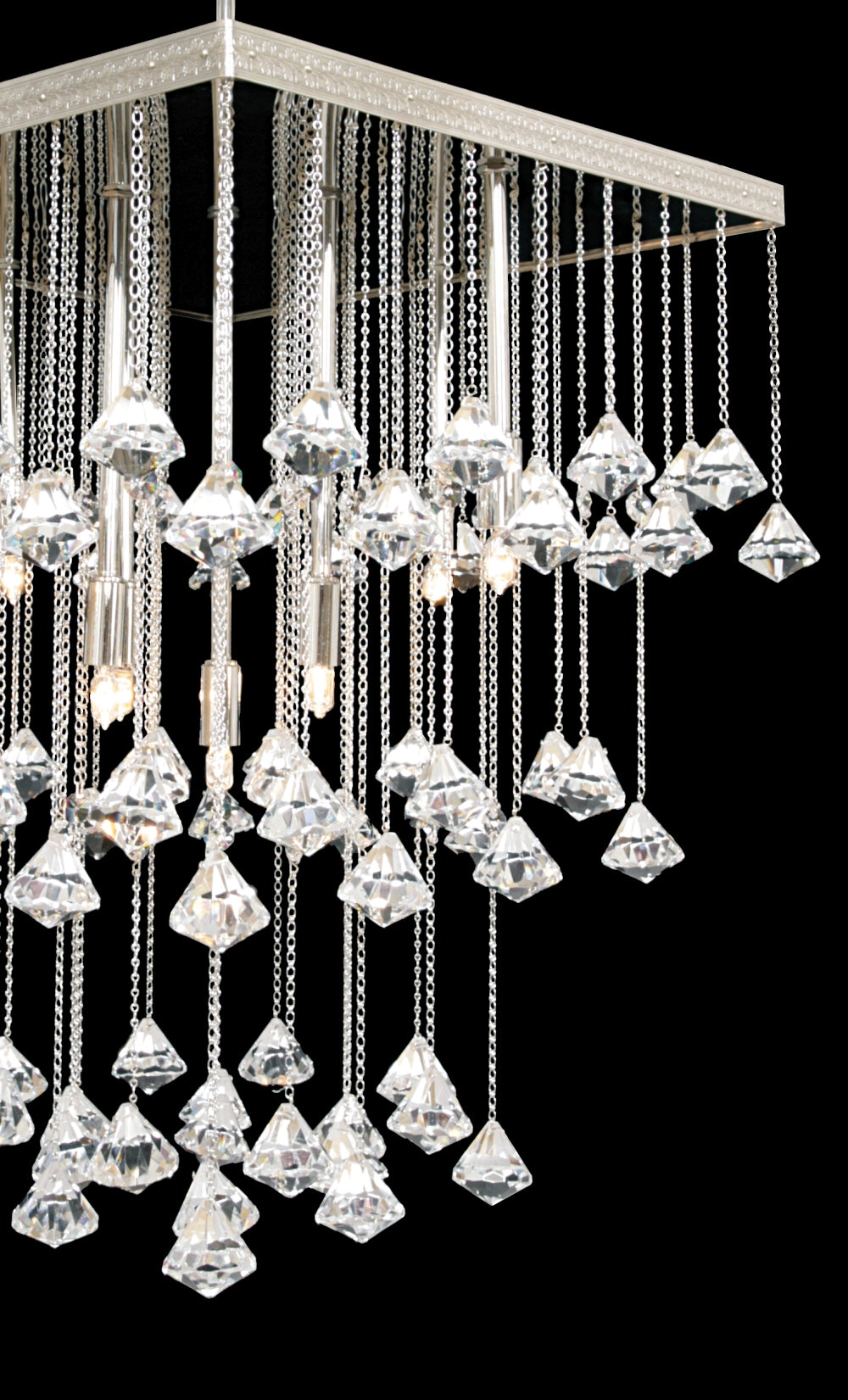 Détail de la finition : chaînettes argentées et cabochons de verre facetté en gros plan