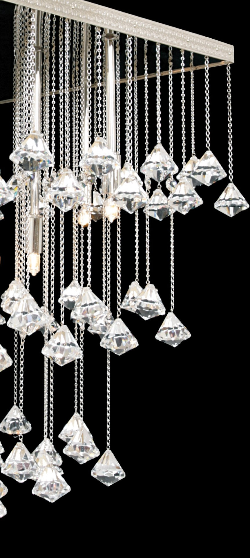 Vue rapprochée des ampoules allumées derrière les gouttes de cristal suspendues