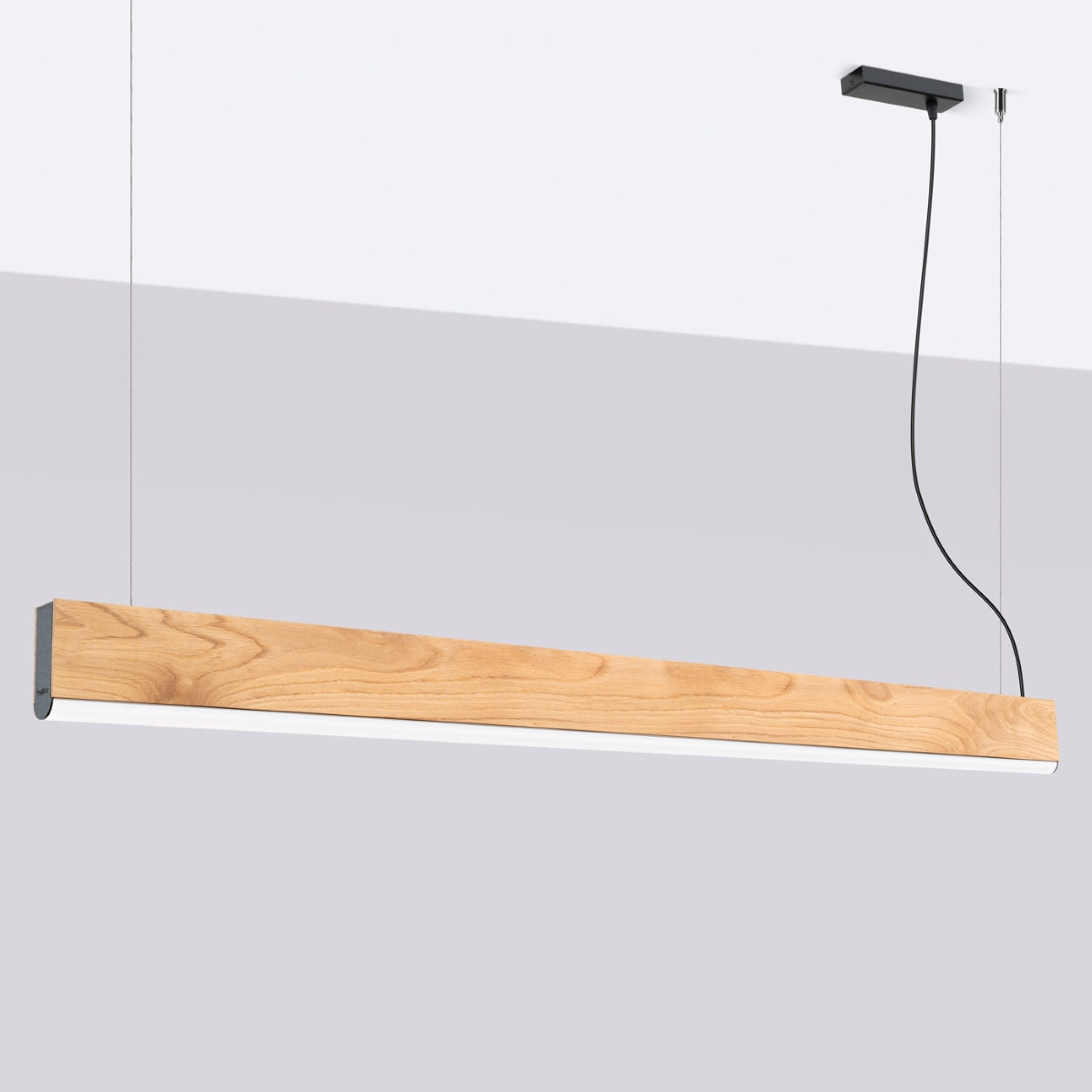 Lampe linéaire suspendue devant un mur clair, éclairée, montrant sa structure bois.