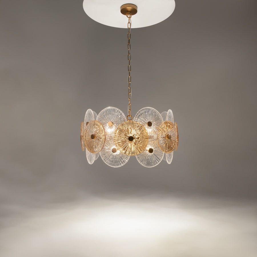 Luminaire allumé sous plafond, halo lumineux chaud dans pièce grise