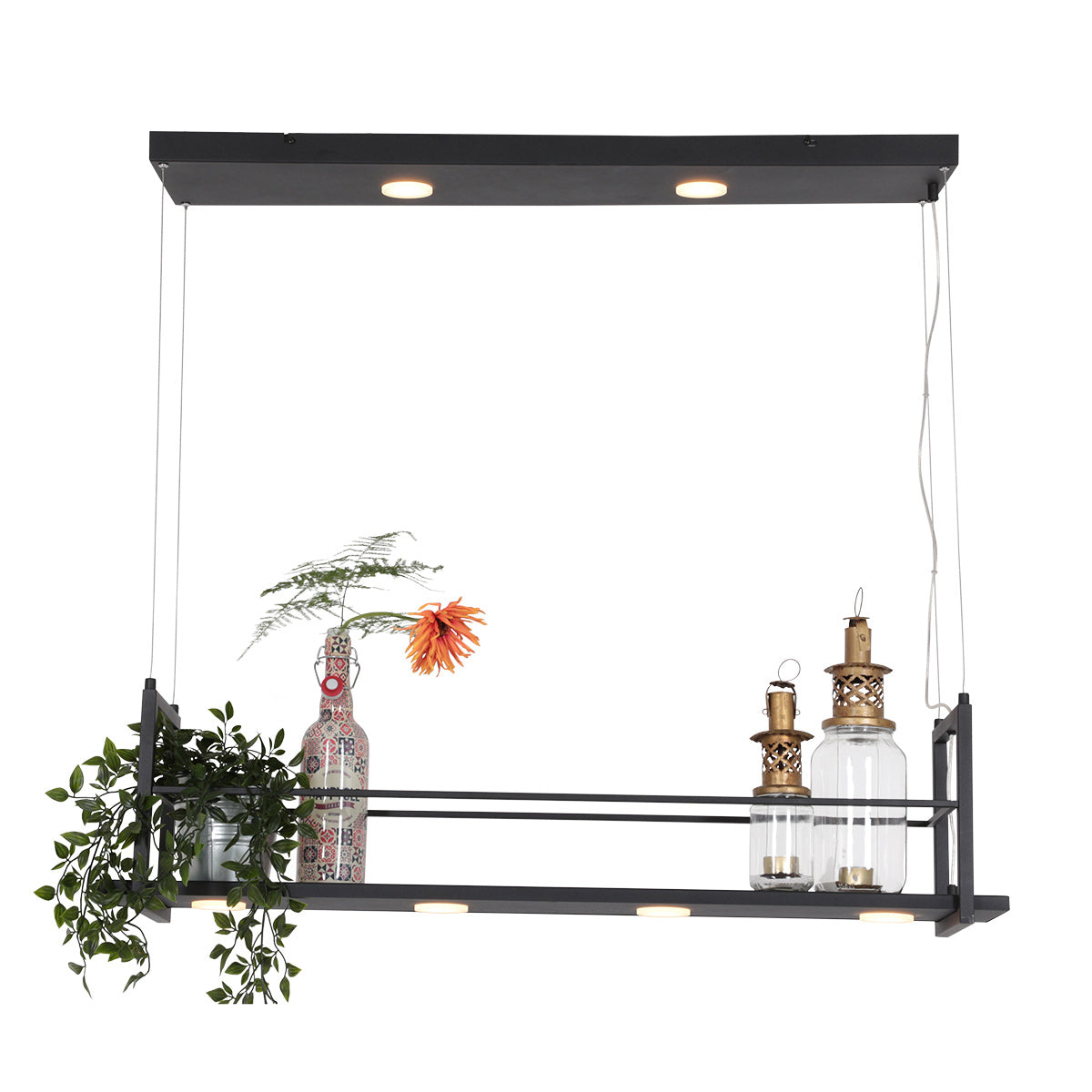 Mise en ambiance avec plante, bouteille décorative et lanternes posées sur l'étagère