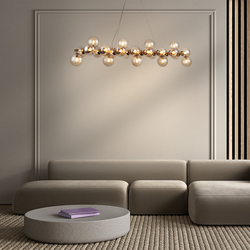 Mise en ambiance du luminaire suspendu au-dessus d'un salon beige épuré