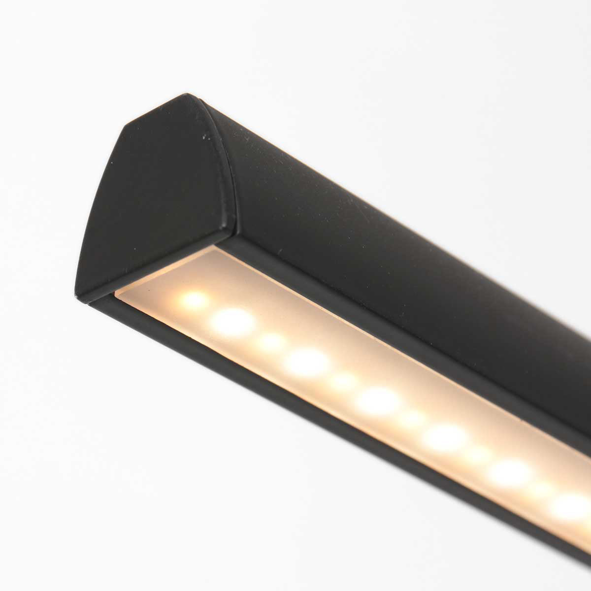 Gros plan de la barre LED dimmable allumée, lumière chaude