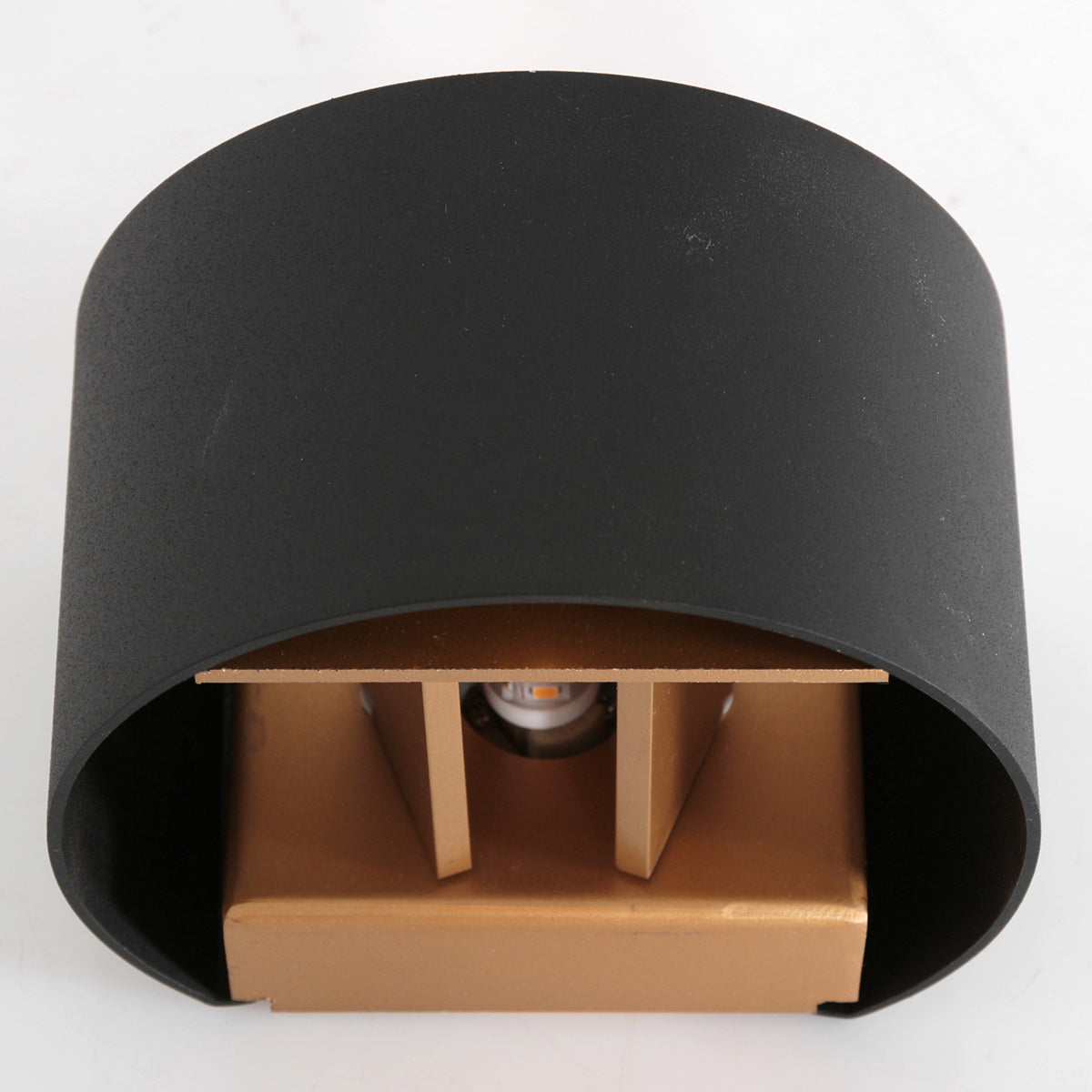 Détail du dessous sans ampoule, support intérieur doré et structure métallique.