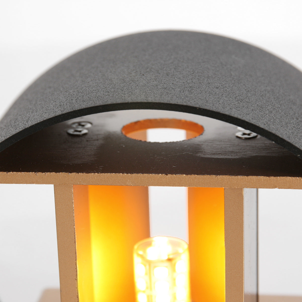 Gros plan sur l'intérieur doré, vis de fixation et douille avec ampoule LED.