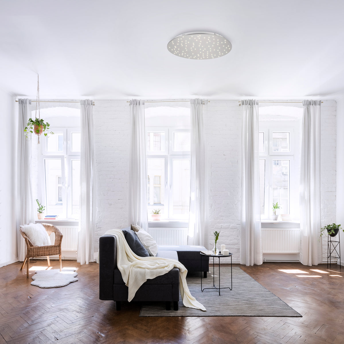 Mise en ambiance du plafonnier installé au plafond dans un salon lumineux.