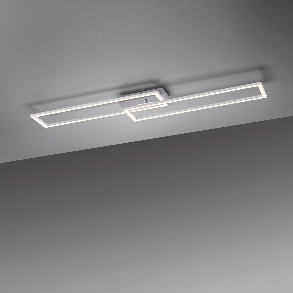 Vue en contre-plongée du luminaire allumé sous un plafond gris
