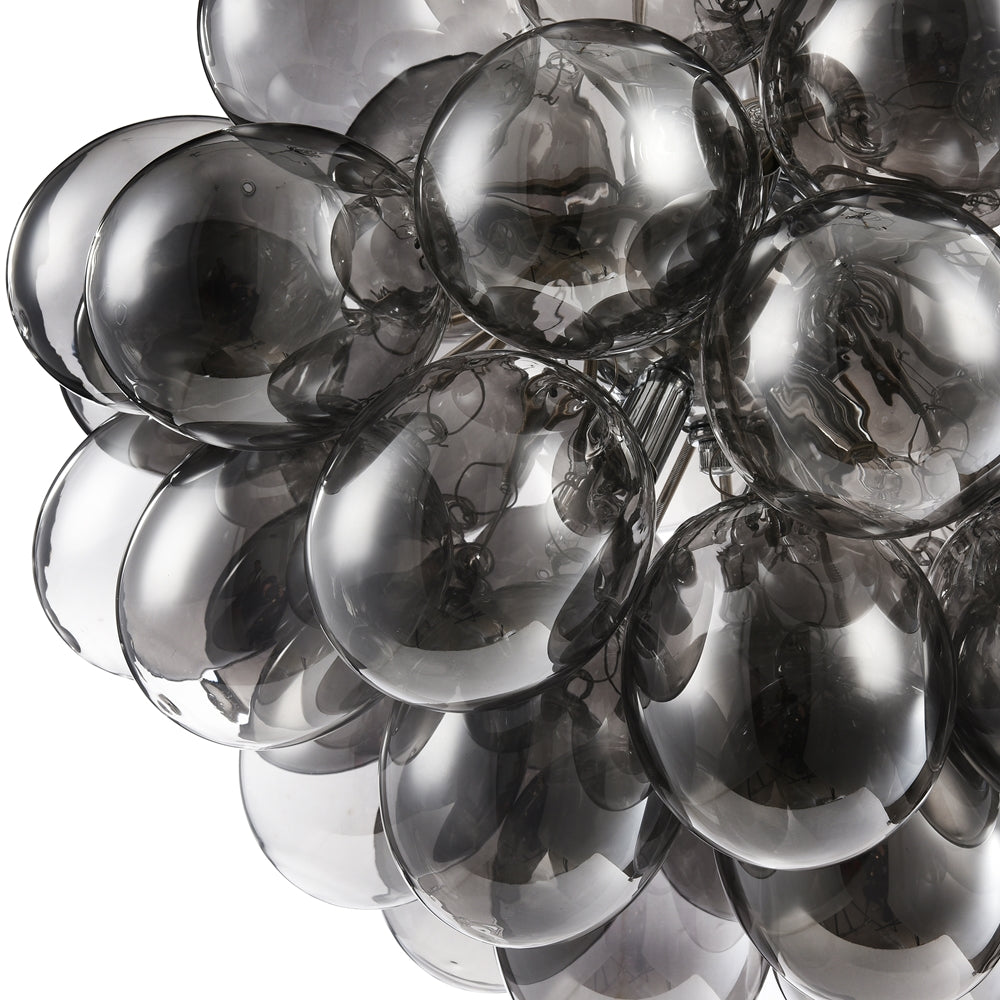 Gros plan sur les sphères de verre fumé et leurs reflets brillants