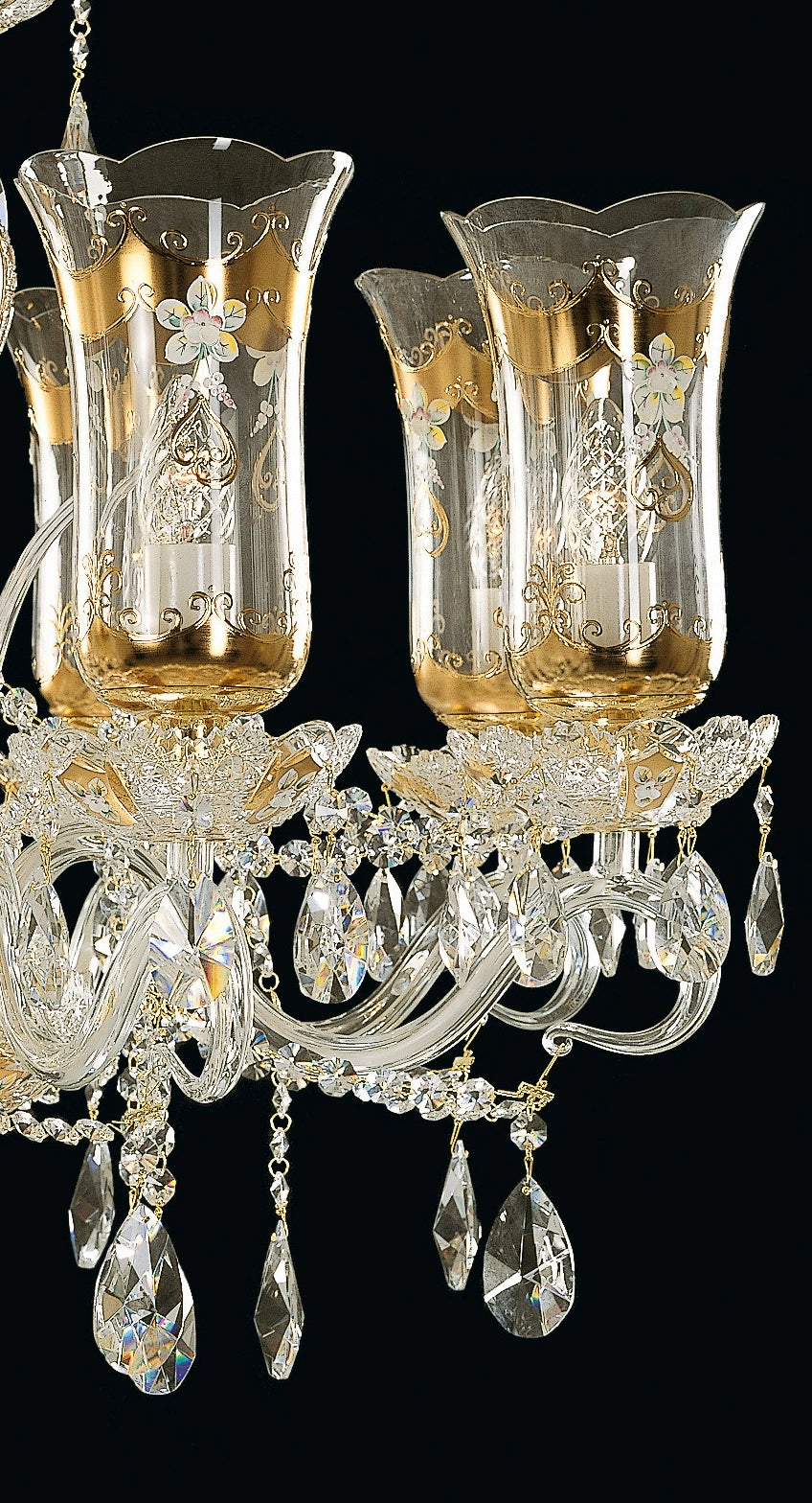 Zoom sur deux globes dorés à motifs floraux et leurs pampilles pendantes