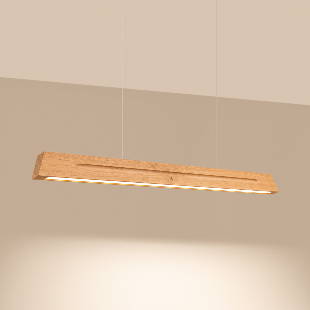 Luminaire allumé diffusant une lumière chaude sur un mur beige