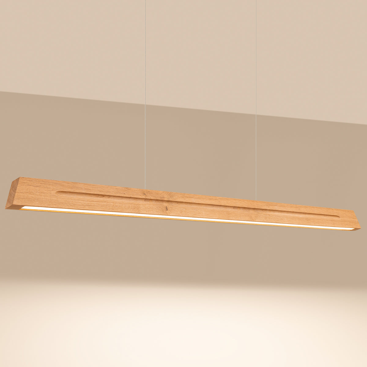 Mise en ambiance allumée, lumière chaude diffusée vers le bas