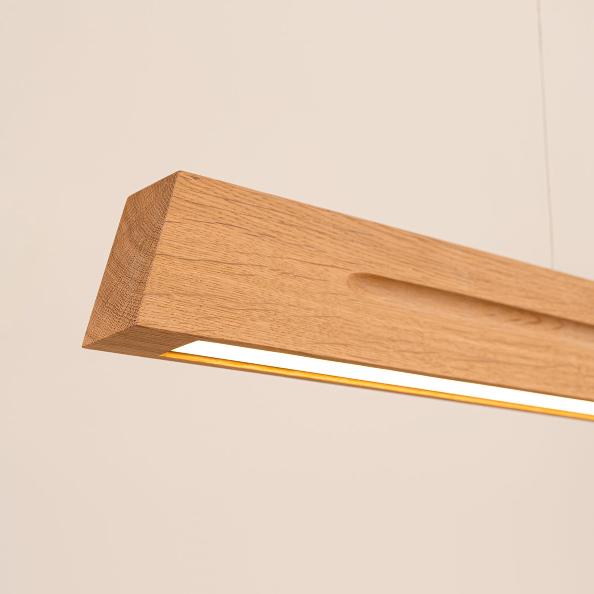 Détail de l'extrémité en bois et de la bande LED allumée