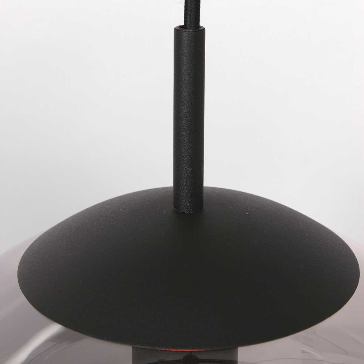 Suspension boule verre fumé au-dessus d'une table à manger
