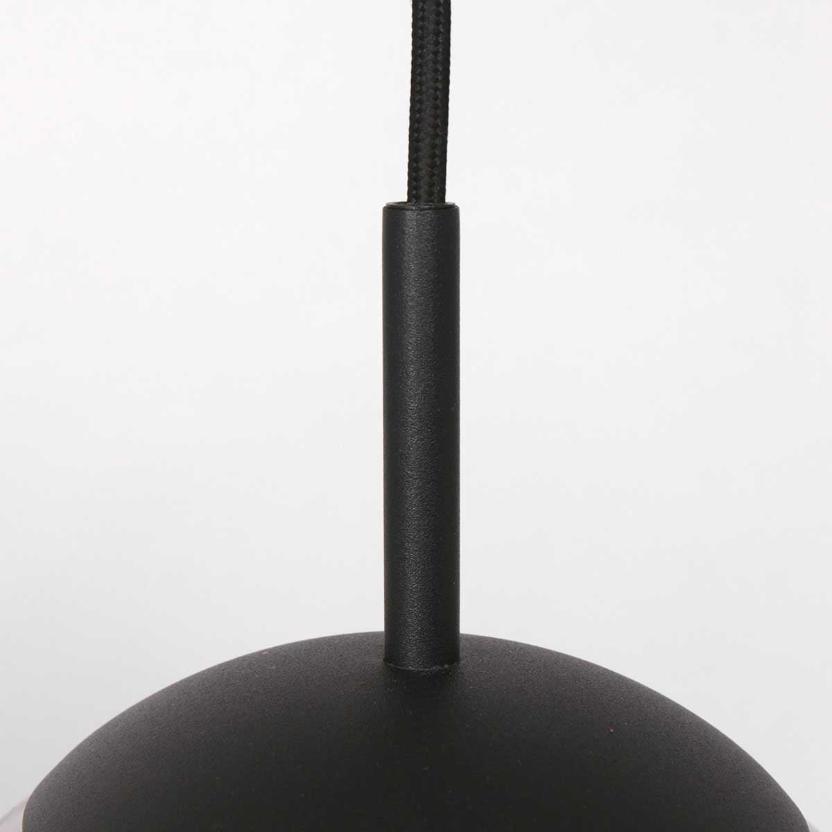 Détail monture et douille E27 noire de la suspension Bollique