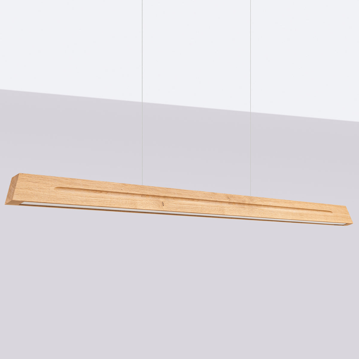 Luminaire présenté de trois quarts sur fond gris clair, éclairage éteint