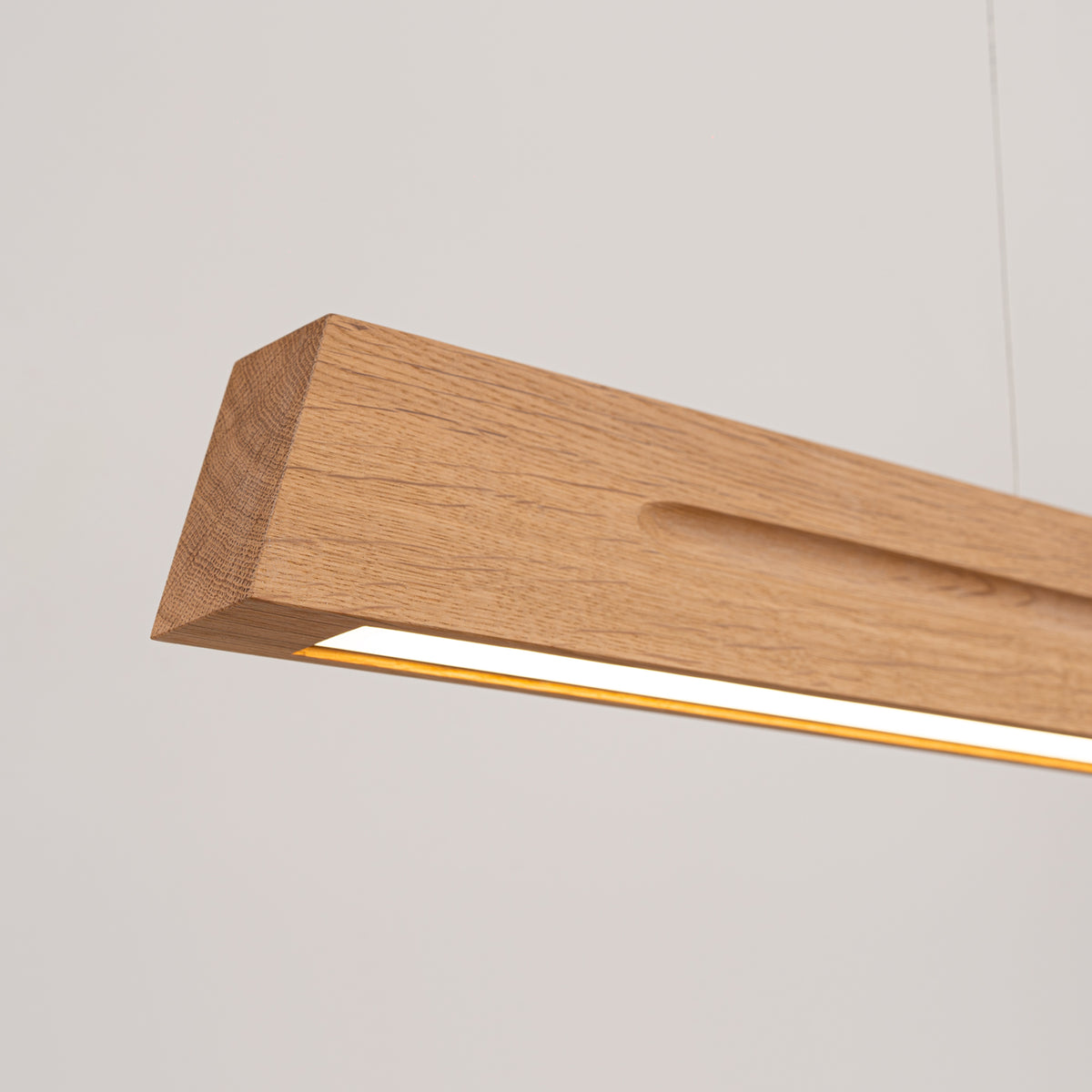 Détail de l'extrémité en bois et du bandeau LED lumineux