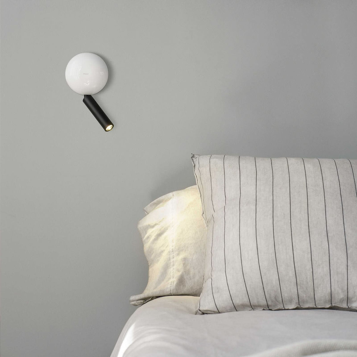Applique murale LED Press en aluminium, noir et blanc, Ø 10,4 cm