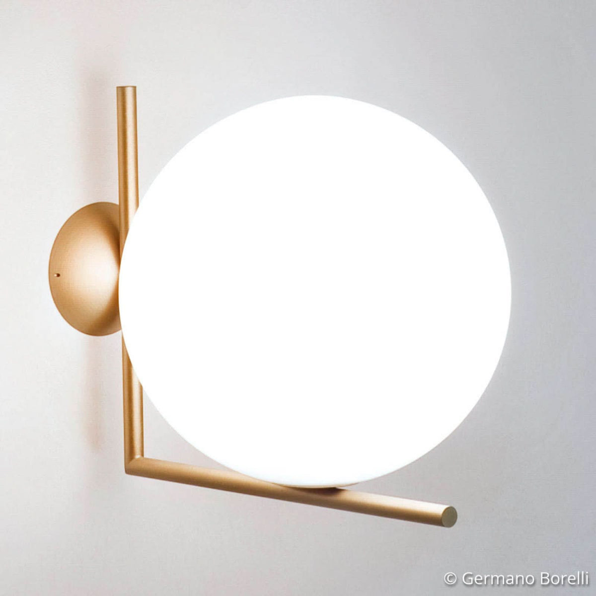Applique murale IC C/W2 en verre, laiton brossé et blanc, hauteur 31,6 cm
