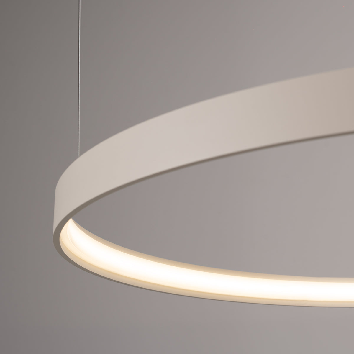 Détail de l'anneau inférieur montrant le profil blanc et le bandeau LED éclairé.