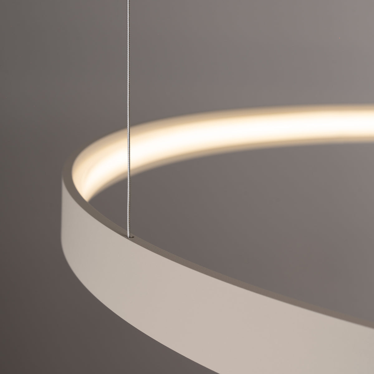 Détail rapproché du câble fin et du bord lumineux de l'anneau