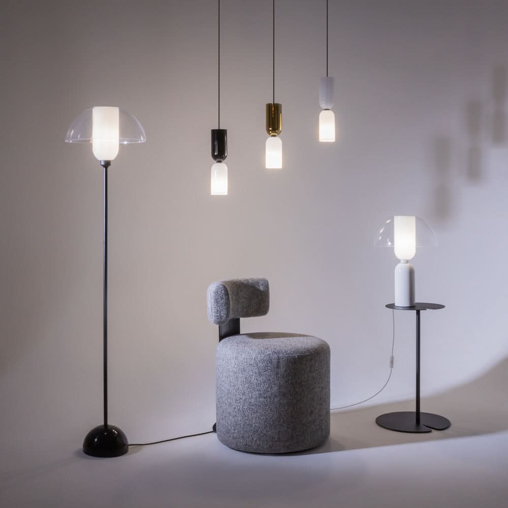 Mise en ambiance avec la suspension parmi d'autres luminaires et un fauteuil
