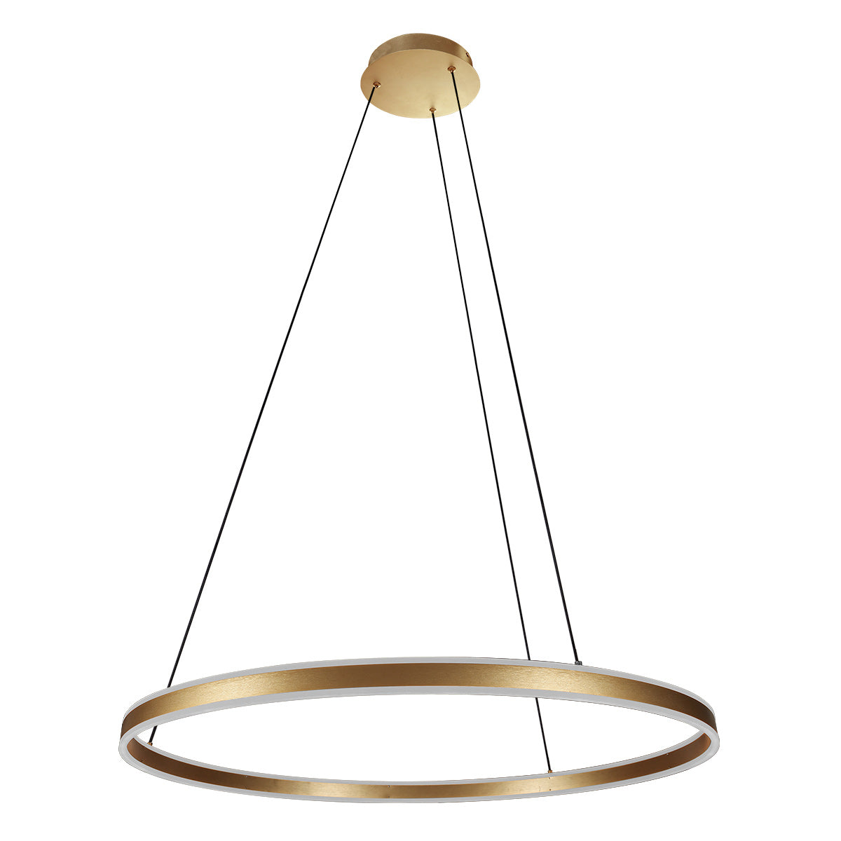 Second angle du luminaire allumé montrant la rosace dorée et les câbles de suspension