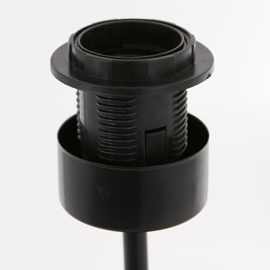 Détail de la douille noire filetée et de l'anneau maintenant l'abat-jour cylindrique
