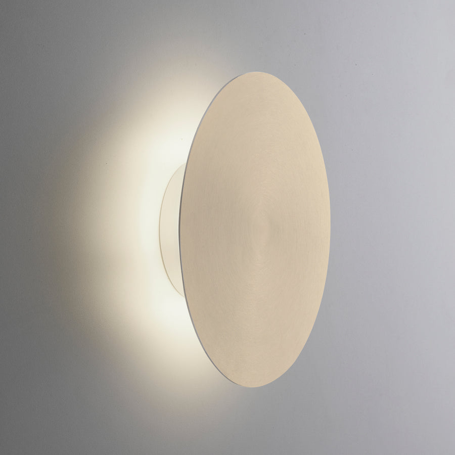 Détail de l'applique fixée au mur projetant un halo lumineux circulaire