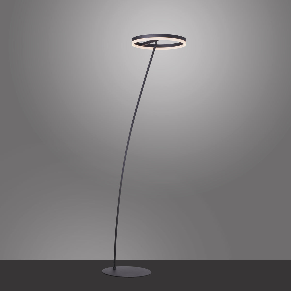 Lampadaire allumé dans une pièce sombre, halo diffus au plafond