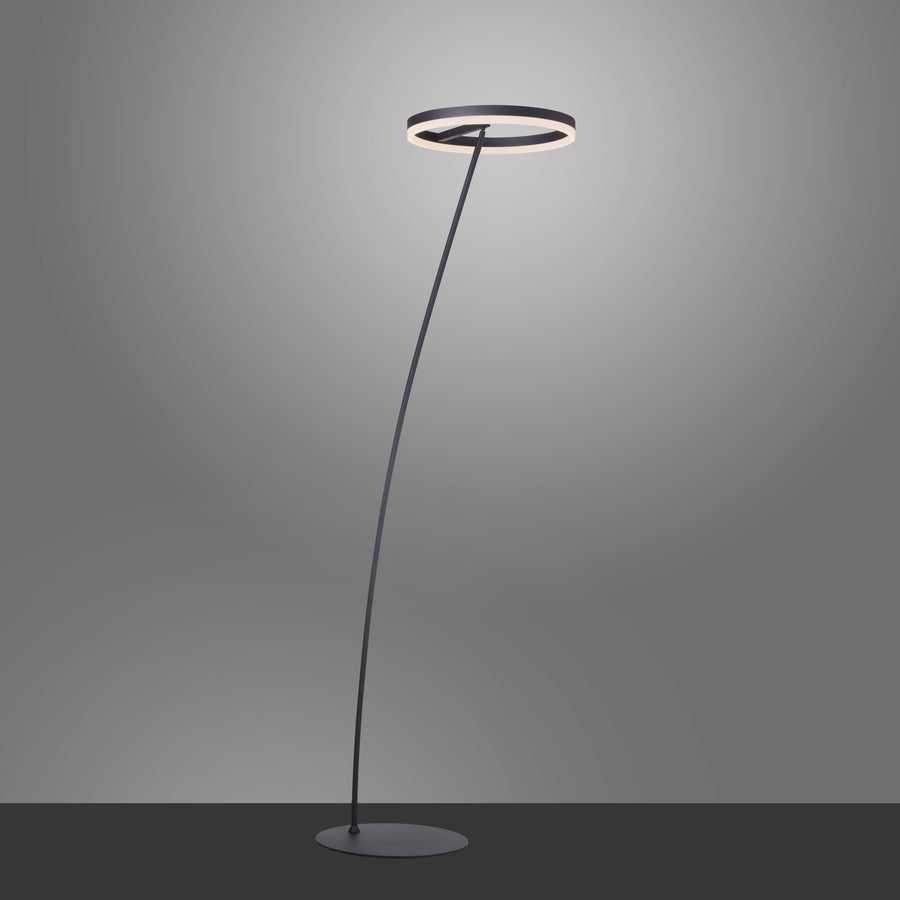 Lampadaire allumé dans une pièce sombre, halo diffus au plafond