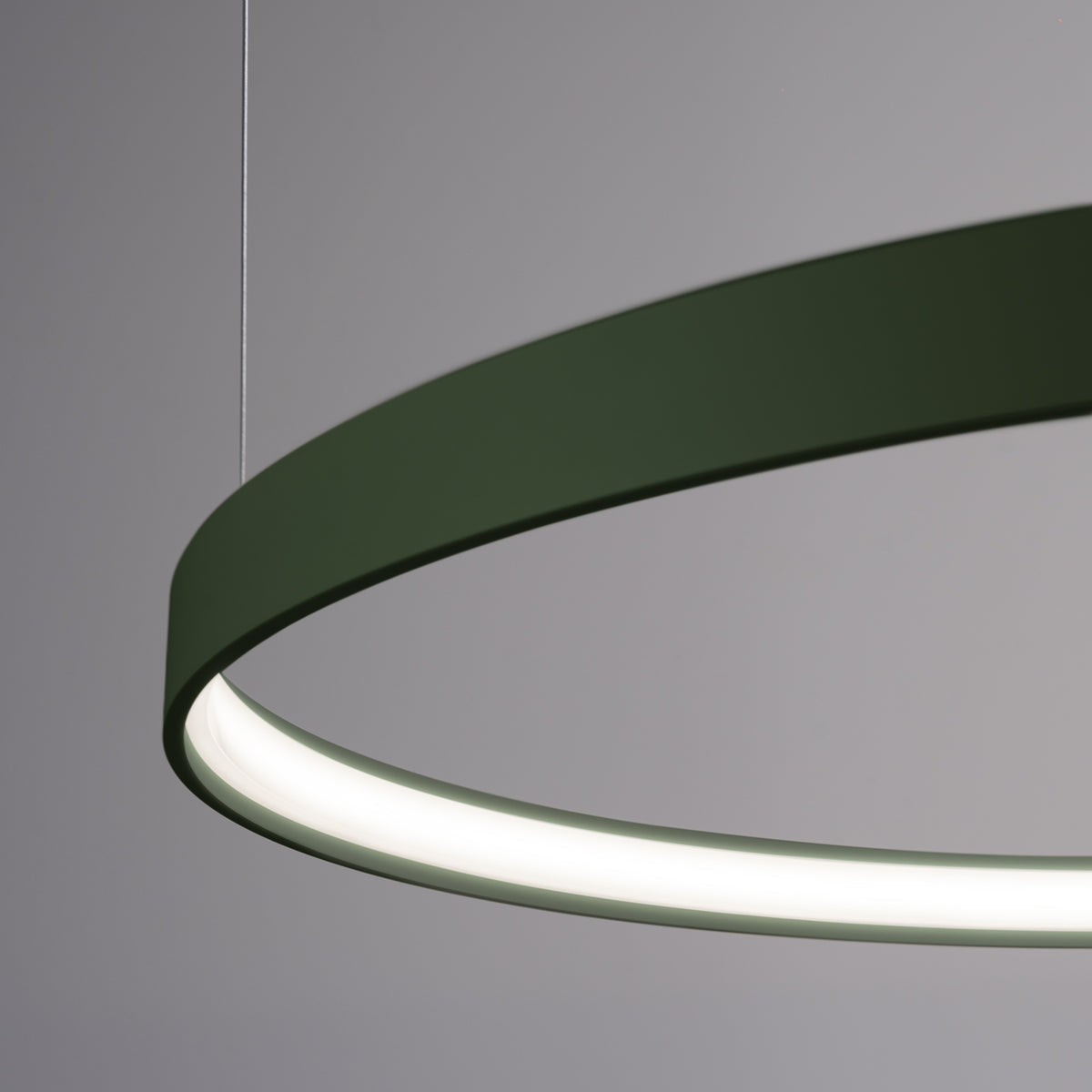 Gros plan sur l'anneau lumineux vu de dessous, bord vert et diffuseur blanc.