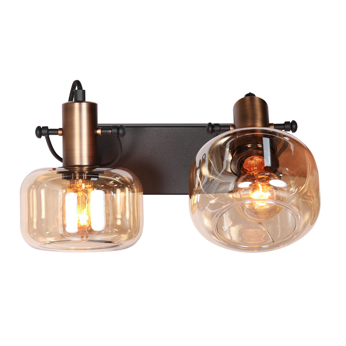 Vue de face du luminaire, deux diffuseurs en verre soufflé aux reflets dorés allumés