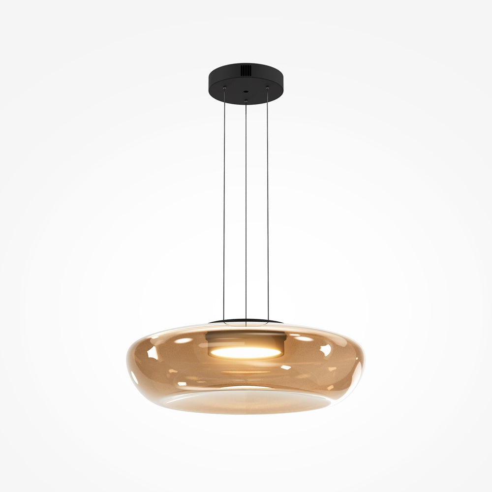 Suspension éclairée vue de trois quarts, halo chaud sous le verre