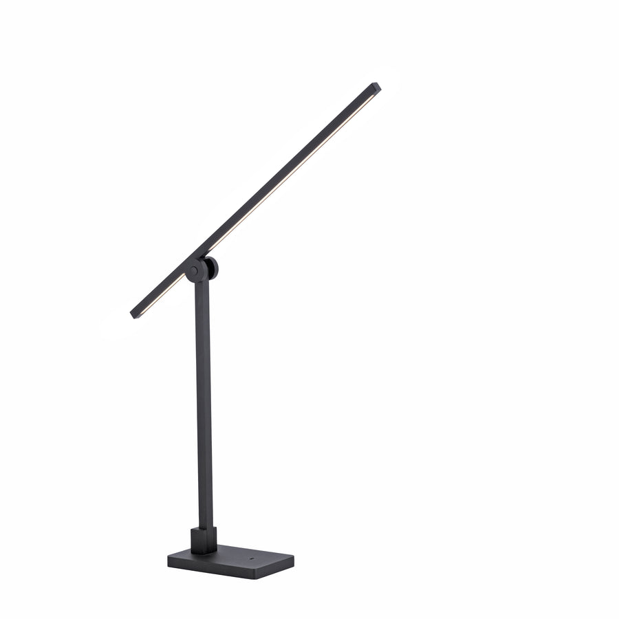 Lampe à poser noire au bras incliné, barre lumineuse fine sur fond blanc